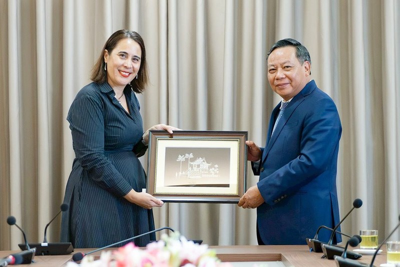 El vicesecretario del Comité del Partido Comunista de Vietnam en Hanói Nguyen Van Phong entrega un regalo de recuerdo a la embajadora de Nueva Zelanda en Vietnam, Tredene Dobson. (Fotografía: hanoimoi.vn)