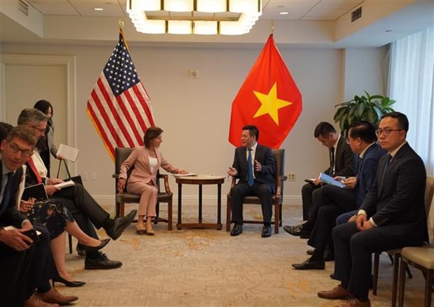 El ministro de Industria y Comercio de Vietnam, Nguyen Hong Dien, conversa con la secretaria de Comercio, Gina Raimondo. (Fotografía: VNA)
