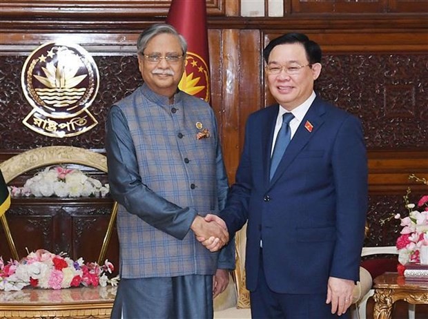 El presidente de la Asamblea Nacional de Vietnam, Vuong Dinh Hue (derecha), y el presidente de Bangladés, Mohammed Shahabuddin. (Fotografía: VNA)