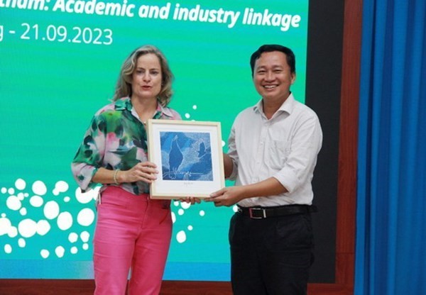 La consulesa general de Australia en Ciudad Ho Chi Minh, Rebecca Ball, entrega obsequios a la Universidad de Nha Trang. (Fotografía: baokhanhhoa.vn)