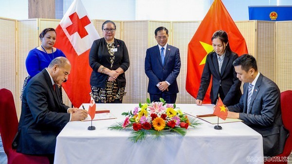 Ceremonia de firma del Comunicado Conjunto sobre el establecimiento de relaciones diplomáticas entre Vietnam y Tonga. (Fotografía: baoquocte.vn)