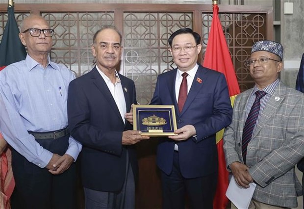 El presidente de la Asamblea Nacional de Vietnam, Vuong Dinh Hue (derecha), entrega un obsequio al presidente del Comité de Asuntos Exteriores del Parlamento de Bangladés, Muhammad Faruk Khan. (Fotografía: VNA)