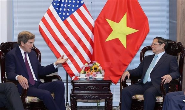 El primer ministro de Vietnam, Pham Minh Chinh (derecha), en el encuentro con el enviado especial del Presidente de Estados Unidos para el Clima, John Kerry. (Fotografía: VNA)
