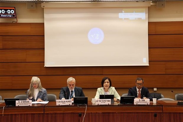 La embajadora Le Thi Tuyet Mai, jefa de la delegación vietnamita ante la ONU, la OMS y otras instituciones internacionales en Ginebra, interviene en la cita. (Fotografía: VNA)
