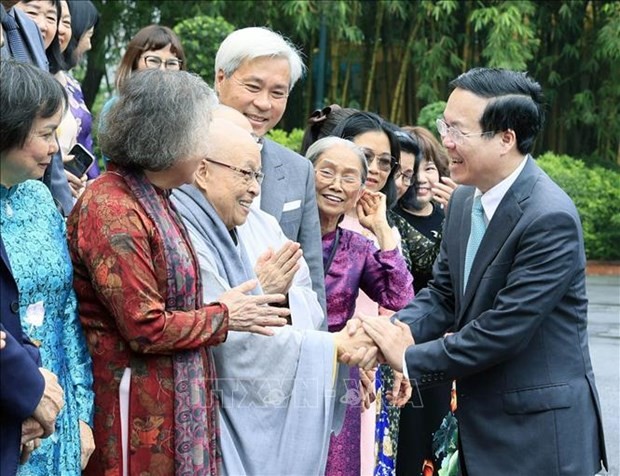 El presidente de Vietnam, Vo Van Thuong, y los delegados. (Fotografía: VNA)