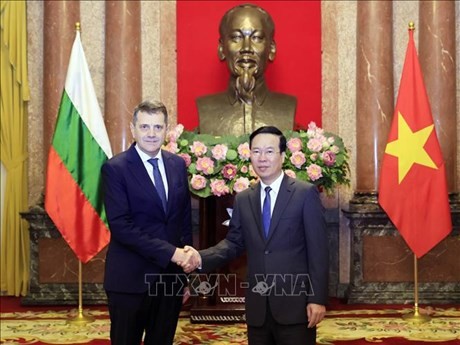 El presidente de Vietnam, Vo Van Thuong, y Pavlin Todorov, embajador de Bulgaria en Vietnam. (Fotografía: VNA)