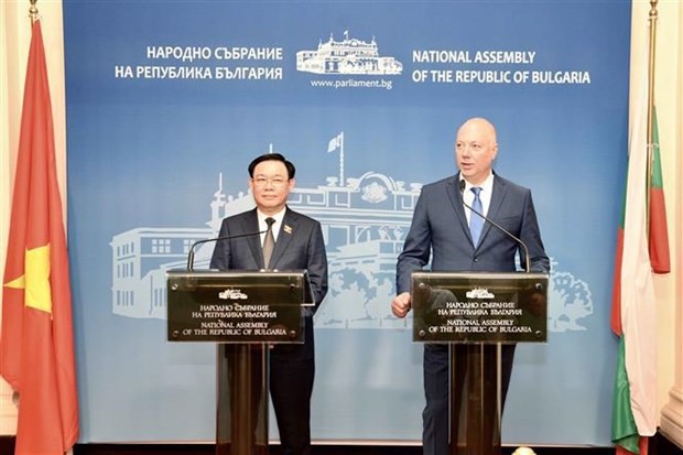 El presidente de la Asamblea Nacional de Vietnam, Vuong Dinh Hue, y su homólogo búlgaro, Rosen Zhelyazkov, en la conferencia de prensa. (Fotografía: VNA)