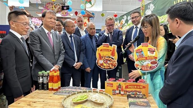 El viceministro vietnamita de Industria y Comercio Do Thang Hai (segundo desde la izquierda) y otros delegados en un área que exhibe productos vietnamitas en un supermercado de Systeme U. (Fotografía: VNA)