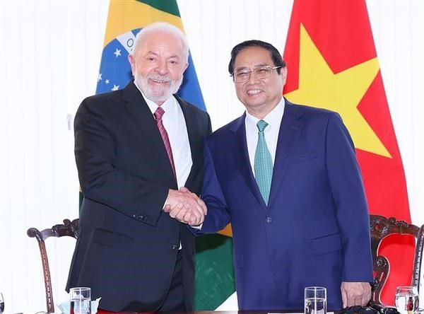 El primer ministro de Vietnam, Pham Minh Chinh, y el presidente de Brasil, Luiz Inácio Lula da Silva. (Fotografía: VNA)