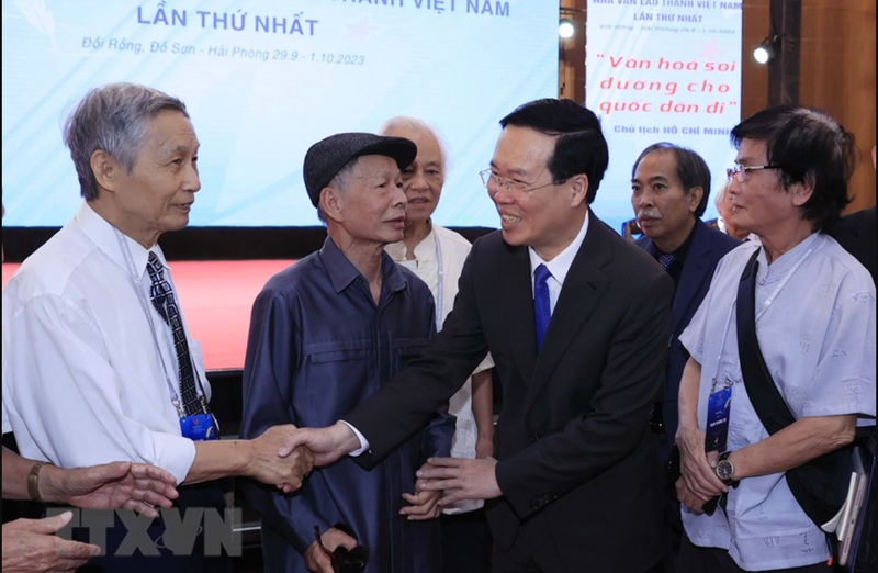 El presidente de Vietnam, Vo Van Thuong, se reúne con veteranos escritores. (Fotografía: VNA)