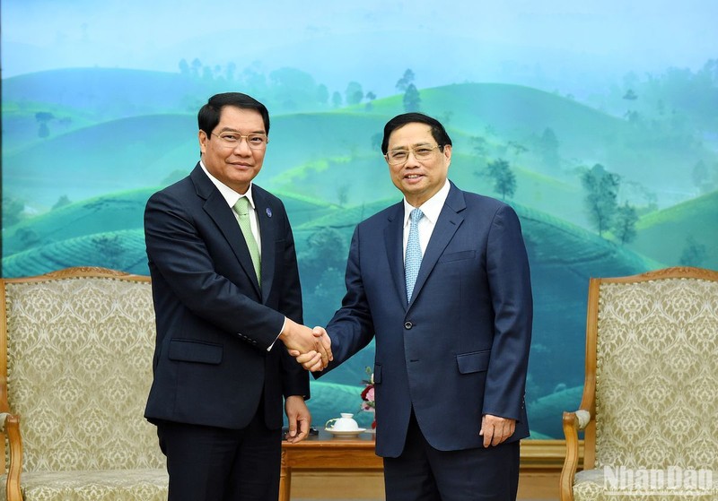 [Foto] Premier vietnamita recibe a gobernador de Vientián