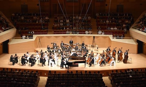 La Orquesta Sinfónica del Festival Vietnam-Japón interpreta el programa artístico Dream Orchestra en Tokio. (Fotografía: VNA)