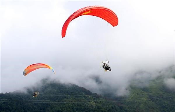 Atletas realizan vuelo en parapente “En plena temporada dorada del Bat Xat”. (Fotografía: VNA)