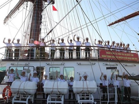 El velero 286-Le Quy Don de la Academia Naval de Vietnam partió del puerto militar de Nha Trang, en la provincia costera central de Khanh Hoa, rumbo a Singapur para iniciar una visita de amistad. (Fotografía: VNA)