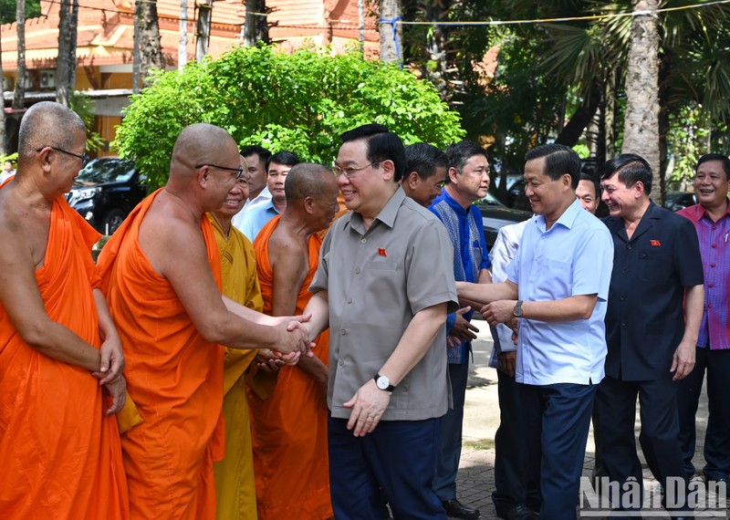 El presidente de la Asamblea Nacional de Vietnam, Vuong Dinh Hue, felicita a los monjes budistas en Soc Trang. (Fotografía: Nhan Dan)