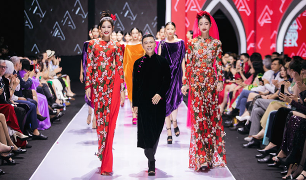 La colección del diseñador Adrian Anh Tuan, presentada durante la Semana Internacional de la Moda de Vietnam otoño-invierno 2022, está inspirada en los patrimonios culturales. (Fotografía: baovanhoa.vn)
