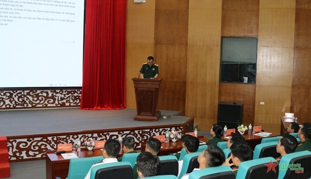 El primer coronel Nguyen Ba Hung, subdirector del Departamento de Operaciones de Mantenimiento de la Paz de Vietnam, interviene en la cita. (Fotografía: qdnd.vn)