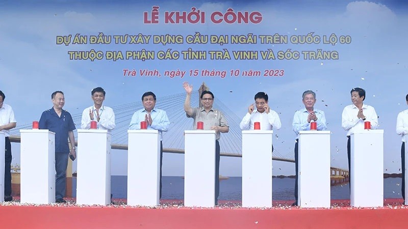 El primer ministro Pham Minh Chinh y los delegados en la ceremonia de inicio del proyecto de construcción del puente Dai Ngai. (Fotografía: Nhan Dan)