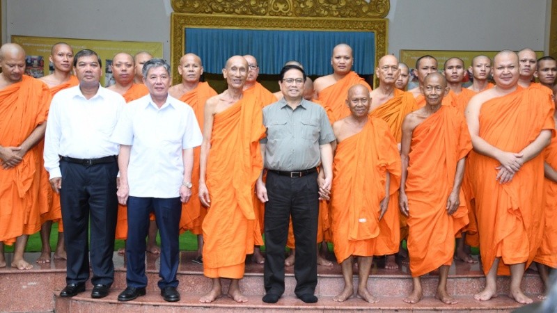 El primer ministro, Pham Minh Chinh, y miembros de la Asociación para la Solidaridad de Monjes Budistas Patrióticos de Tra Vinh. (Fotografía: Nhan Dan)