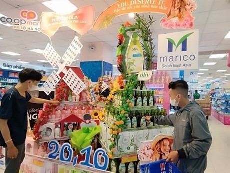 Los clientes eligen cosméticos en un supermercado en Ciudad Ho Chi Minh. (Foto de cortesía de Saigon Co.op)