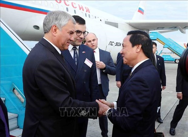 El vicepresidente de la Asamblea Nacional Nguyen Khac Dinh recibe al presidente de la Duma Estatal de la Federación de Rusia, V.V. Volodin en el aeropuerto internacional de Noi Bai. (Fotografía: VNA)