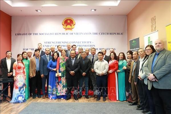 El embajador vietnamita en la República Checa, Thai Xuan Dung, y participantes en el evento. (Fotografía: VNA)