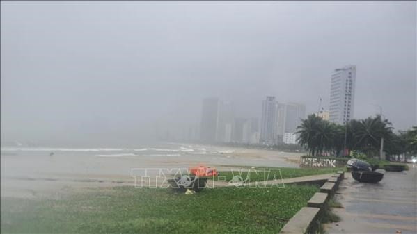 Fuertes lluvias y viento en la costa de My Khe (distrito de Son Tra, Da Nang). (Fotografía: VNA)