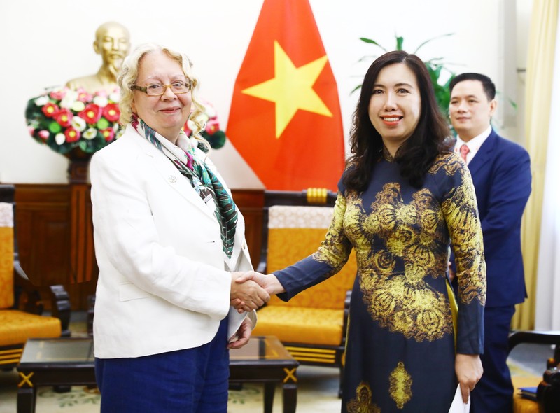 La vicecanciller vietnamita Le Thi Thu Hang (derecha) y la directora general de la Oficina de la ONU en Ginebra, Tatiana Valovaya. (Fotografía: VNA)