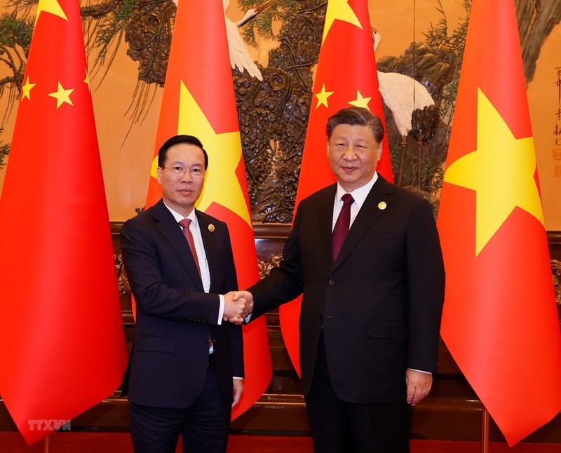 El presidente de Vietnam, Vo Van Thuong (izquierda), y el secretario general del Comité Central del Partido Comunista de China y presidente de China, Xi Jinping. (Fotografía: VNA)