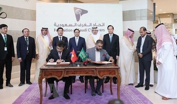 En la ceremonia de firma del acuerdo de cooperación entre las empresas de viaje de Viettravel (Vietnam) e ITL (Arabia Saudita). (Fotografía: VNA)