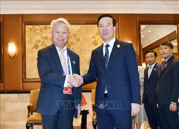 El presidente de Vietnam, Vo Van Thuong, y el titular del Banco Asiático de Inversión en Infraestructura (BAII), Jin Liqun. (Fotografía: VNA)