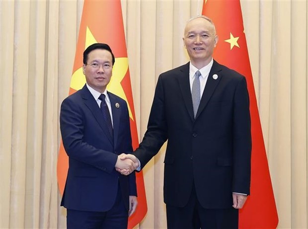 El presidente de Vietnam, Vo Van Thuong (izquierda), y el miembro del Comité Permanente del Buró Político y del Secretariado del Comité Central del PCCh, Cai Qi. (Fotografía: VNA)