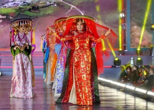 Una colección de Ao dai de la diseñadora Huong Queen se presentará en el Festival Ao dai de Turismo de Hanói 2023. (Fotografía: VNA)