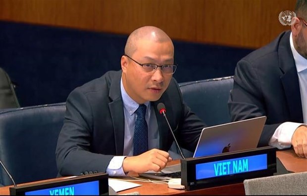 El ministro consejero Nguyen Hoang Nguyen, subjefe de la misión permanente de Vietnam ante la ONU, habla en la reunión. (Fotografía: VNA)