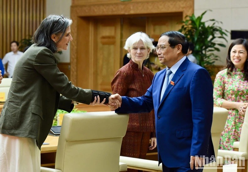 [Foto] Premier vietnamita recibe a representantes de organizaciones internacionales en Vietnam