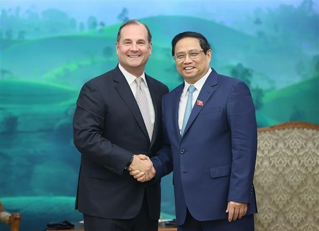 El primer ministro Pham Minh Chinh (derecha) y Anthony Capuano, presidente y director ejecutivo de la cadena de hoteles estadounidense Marriott International Inc. (Fotografía: VNA)