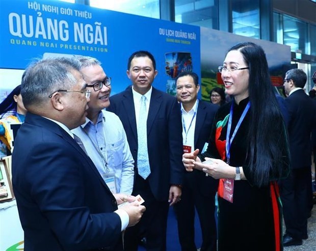 La secretaria del Comité del Partido Comunista de Vietnam en Quang Ngai, Bui Thi Quynh Van (derecha), presenta el potencial de la provincia a los amigos extranjeros. (Fotografía: VNA)