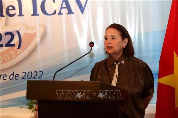 La presidenta del Instituto de Cultura de Argentino-Vietnamita, Poldi Sosa, en el acto conmemorativo por el 25 aniversario de la organización. (Fotografía: VNA)