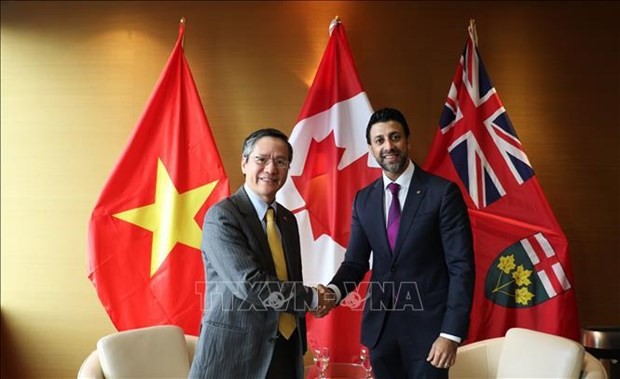 El embajador vietnamita en Canadá, Pham Vinh Quang, y el secretario parlamentario canadiense del Ministro de Promoción de Exportaciones, Comercio Internacional y Desarrollo Económico de Ontario, Maninder Sidhu. (Fotografía: VNA)