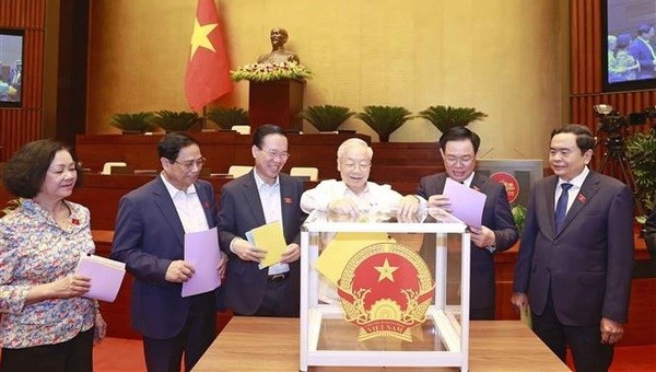 El secretario general Nguyen Phu Trong y otros dirigentes del Partido y del Estado emiten votos de confianza. (Fotografía: VNA)