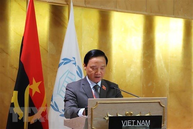 El vicepresidente de la Asamblea Nacional de Vietnam Nguyen Khac Dinh pronuncia un discurso en la sesión plenaria de la 147 Asamblea de la Unión Interparlamentaria. (Fotografía: VNA)