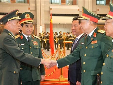 El vicepresidente de la Comisión Militar Central de China, general He Weidong, recibe a la delegación de alto rango del Ministerio de Defensa de Vietnam. (Fotografía: VNA)