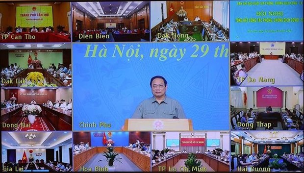 El primer ministro de Vietnam, Pham Minh Chinh, preside la conferencia nacional de balance de la lucha contra el Covid-19. (Fotografía: VNA) 