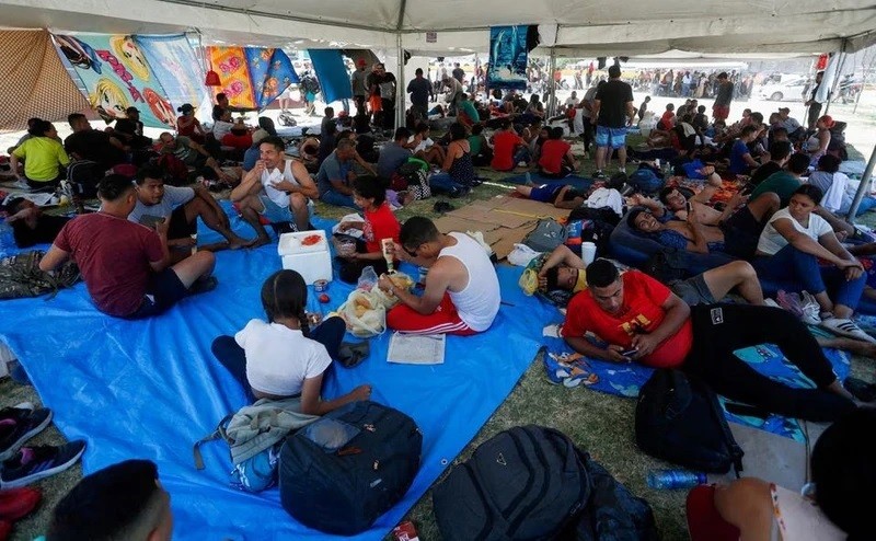 Solicitantes de asilo, en su mayoría desde Venezuela, descansan en una carpa acondicionada por las autoridades mexicanas cerca de la frontera de este país en Nuevo Laredo, el 27 de junio de 2023. (Fotografía: Reuters)