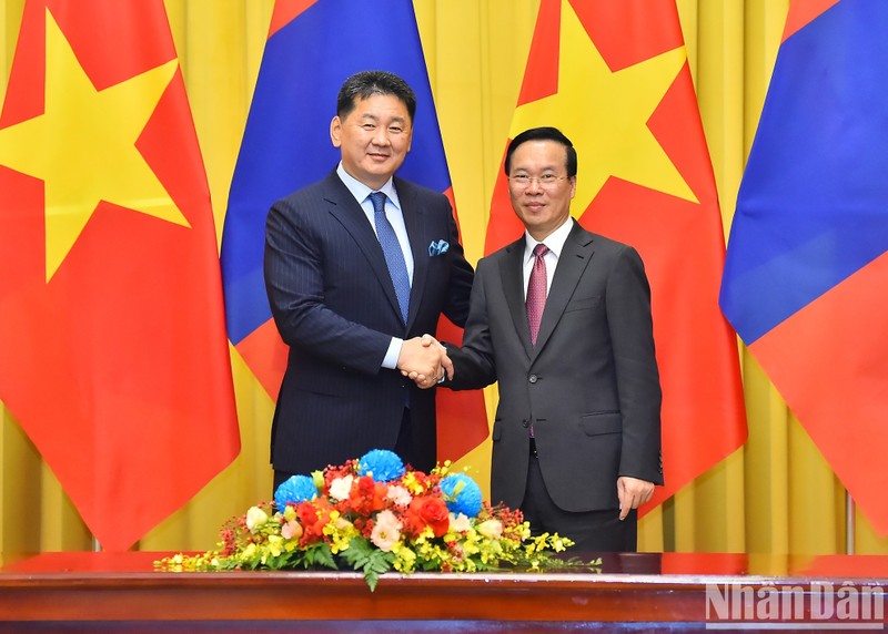 El presidente de Vietnam, Vo Van Thuong (derecha), y su homólogo de Mongolia, Ukhnaagiin Khurelsukh. (Fotografía: Nhan Dan)
