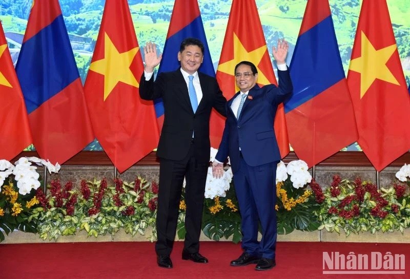 El presidente de Mongolia, Ukhnaagiin Khurelsukh, y el primer ministro vietnamita, Pham Minh Chinh. (Fotografía: Nhan Dan)