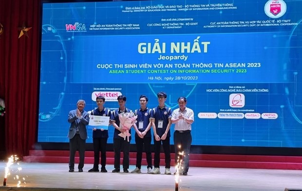 El equipo de la Academia de Técnicas de Criptografía de Vietnam gana el primer premio. (Fotografía: Comité Organizador)