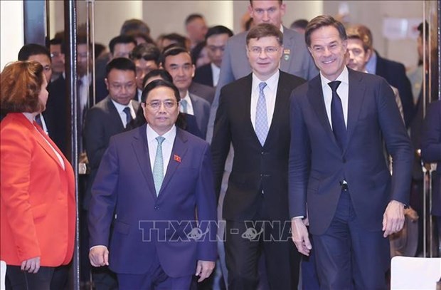 El primer ministro de Vietnam, Pham Minh Chinh, y su homólogo neerlandés, Mark Rutte, participan en el GEF 2023. (Fotografía: VNA)