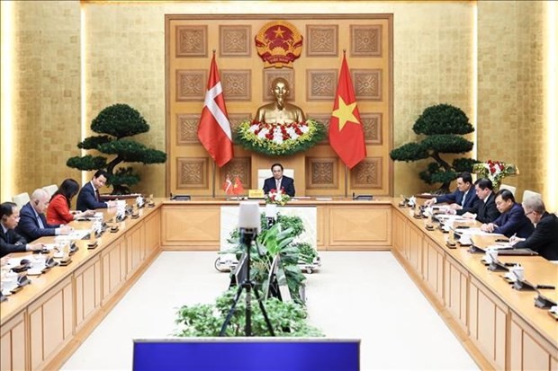El primer ministro de Vietnam, Pham Minh Chinh, mantiene una conversación en línea con su homóloga danesa, Mette Frederiksen. (Fotografía: VNA)