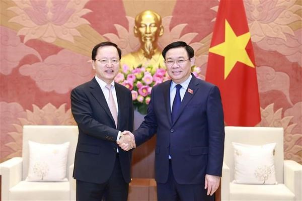 El presidente de la Asamblea Nacional de Vietnam, Vuong Dinh Hue, recibe al director general de finanzas de Samsung, Park Hark Kyu. (Fotografía: VNA)